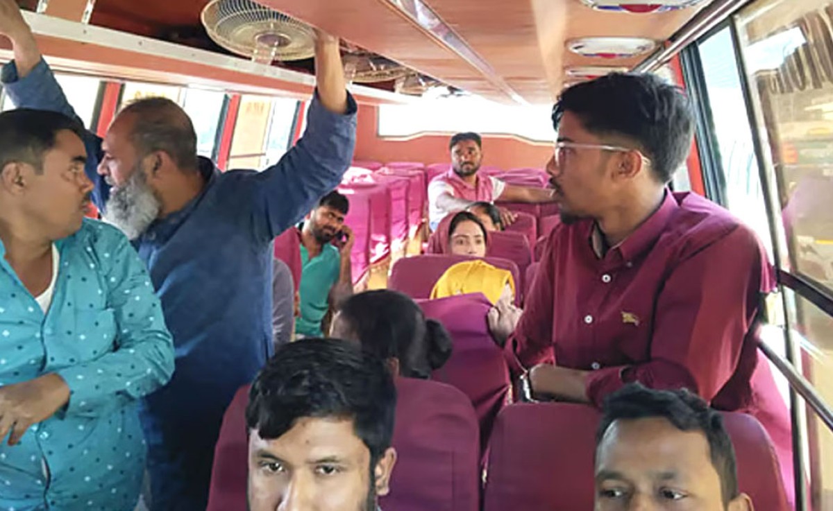 সাভারে দিনে-দুপুরে বাসে ছিনতাই, ছুরিকাঘাতে আহত ৩