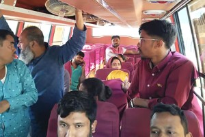 সাভারে দিনে-দুপুরে বাসে ছিনতাই, ছুরিকাঘাতে আহত ৩