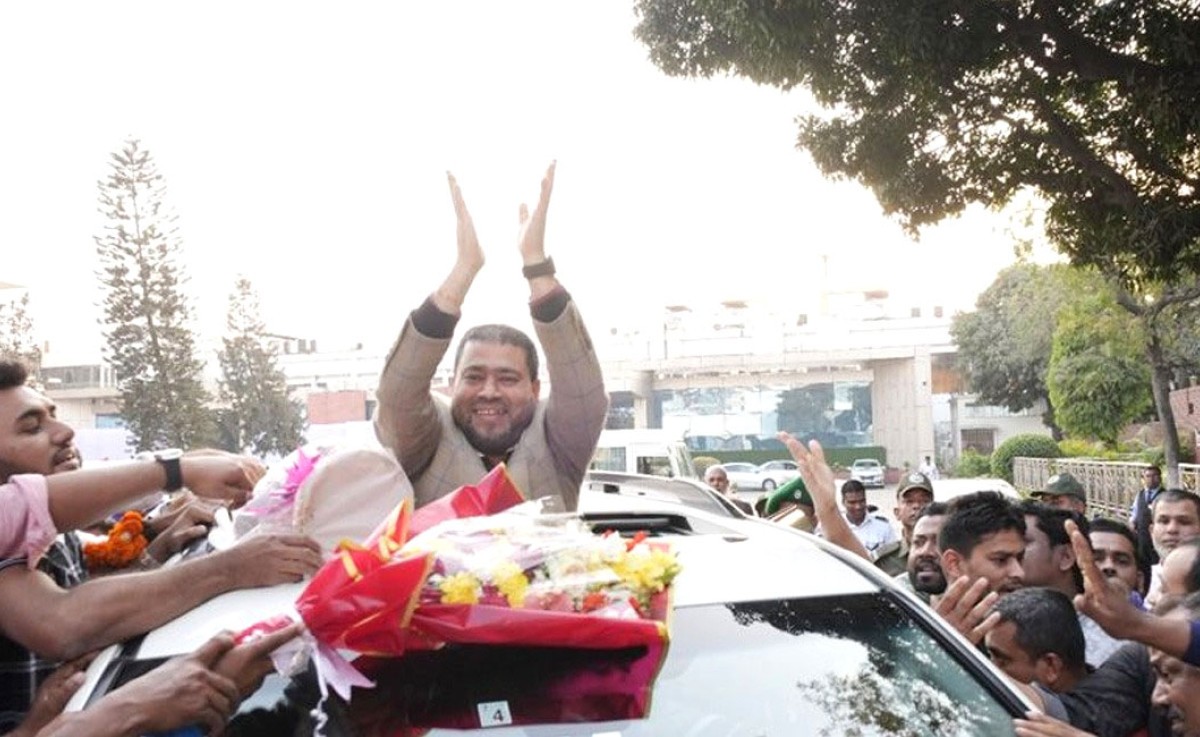 ১০ বছর নির্বাসনের পর দেশে ফিরেছেন আনোয়ার হোসেন টিপু