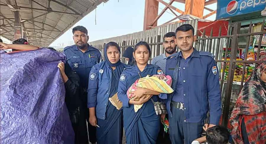 বিমানবন্দর রেলস্টেশনের প্ল্যাটফর্মে ফুটফুটে শিশুর জন্ম 4 Untitled 11 1739191151 বিমানবন্দর রেলস্টেশনের প্ল্যাটফর্মে ফুটফুটে শিশুর জন্ম