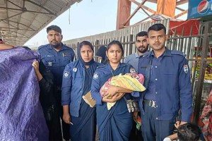 বিমানবন্দর রেলস্টেশনের প্ল্যাটফর্মে ফুটফুটে শিশুর  জন্ম