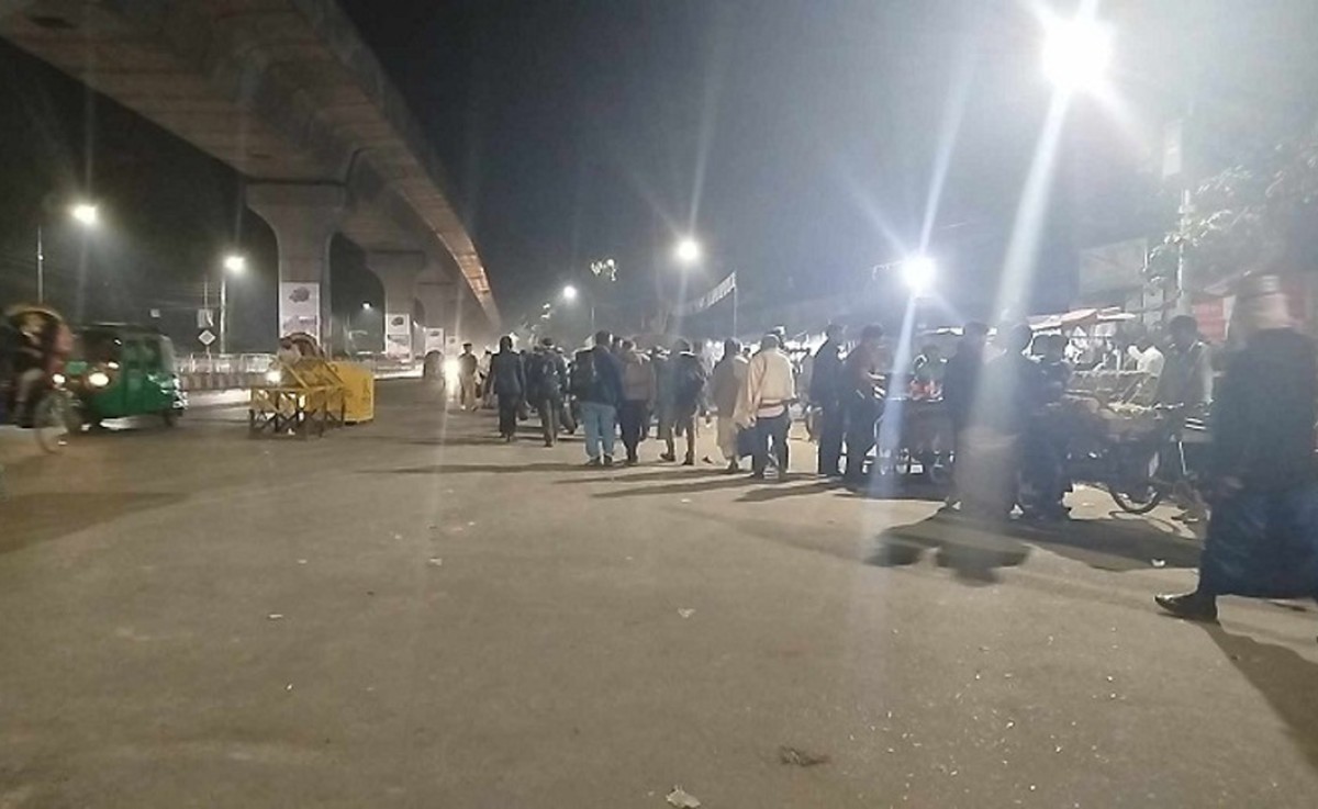 শাহবাগ  থেকে শহীদ মিনারে যাচ্ছেন আন্দোলনকারীরা