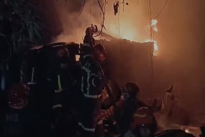 ফায়ার সার্ভিসের ১০টি ইউনিটের দুই ঘণ্টার চেষ্টায় নিয়ন্ত্রণে খিলগাঁওয়ের আগুন