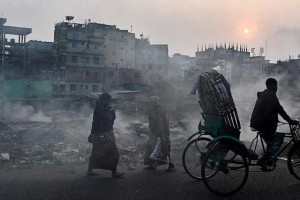 আজ বায়ুদূষণে দ্বিতীয় স্থানে ঢাকা