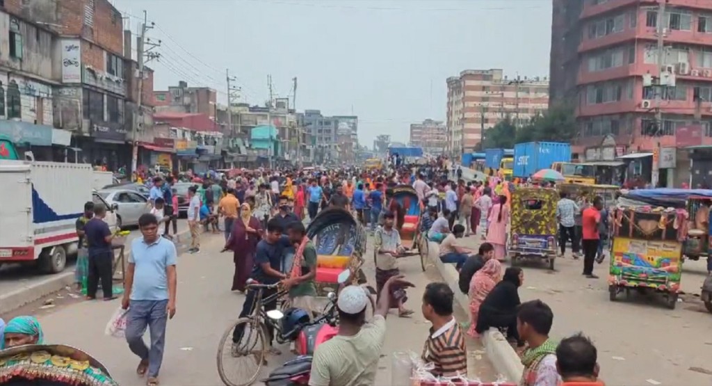 গাজীপুরে ছাঁটাইয়ের প্রতিবাদে শ্রমিকদের সড়ক অবরোধ; ভোগান্তিতে যাত্রীরা 4 Untitled 1 1740311322 গাজীপুরে ছাঁটাইয়ের প্রতিবাদে শ্রমিকদের সড়ক অবরোধ; ভোগান্তিতে যাত্রীরা
