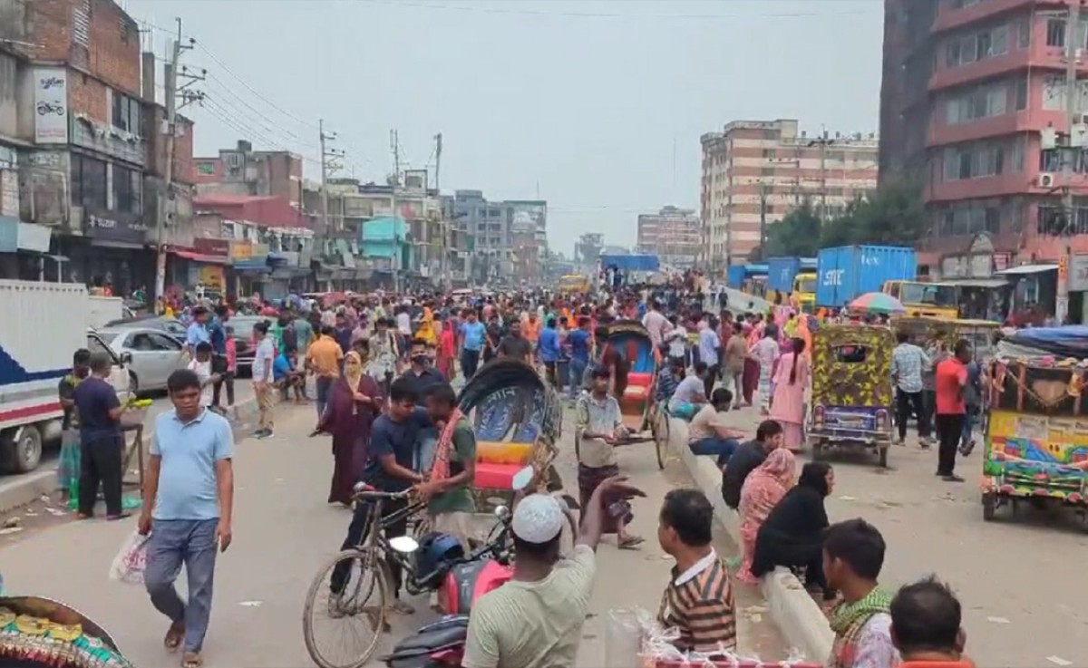 গাজীপুরে ছাঁটাইয়ের প্রতিবাদে শ্রমিকদের সড়ক অবরোধ; ভোগান্তিতে যাত্রীরা