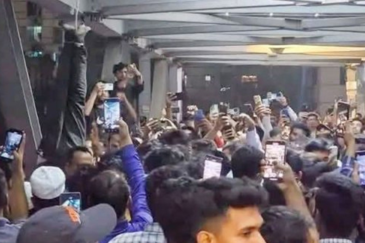 ছিনতাইকারী সন্দেহে দুই যুবককে ব্রিজে ঝুলিয়ে পেটালো জনতা