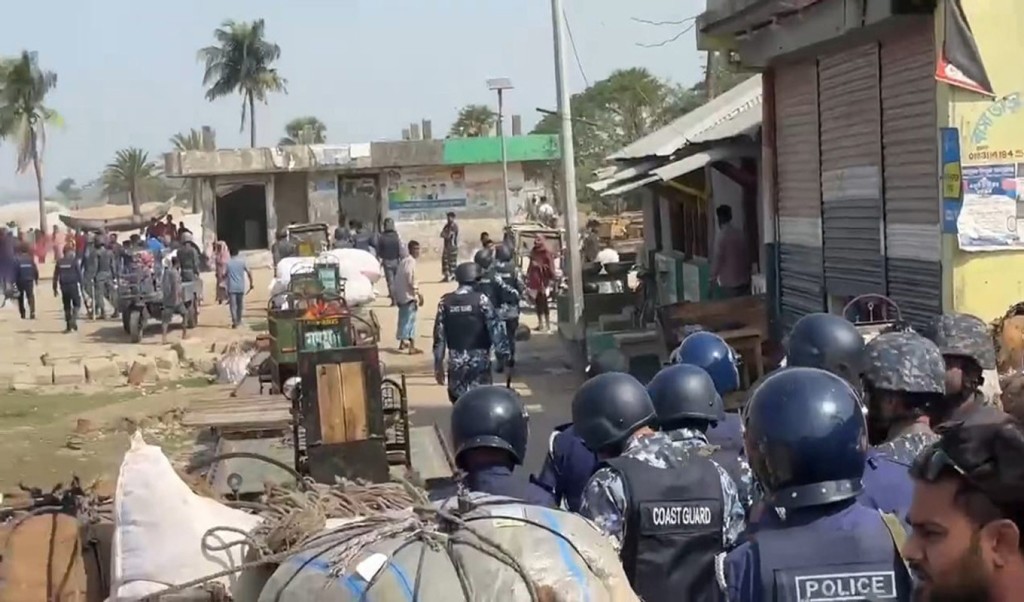 হাতিয়ায় লঞ্চ ঘাটের দখল নিয়ে বিএনপির দুপক্ষের সংঘর্ষ, আহত ১০ 2 Untitled 1 1740672493 হাতিয়ায় লঞ্চ ঘাটের দখল নিয়ে বিএনপির দুপক্ষের সংঘর্ষ, আহত ১০