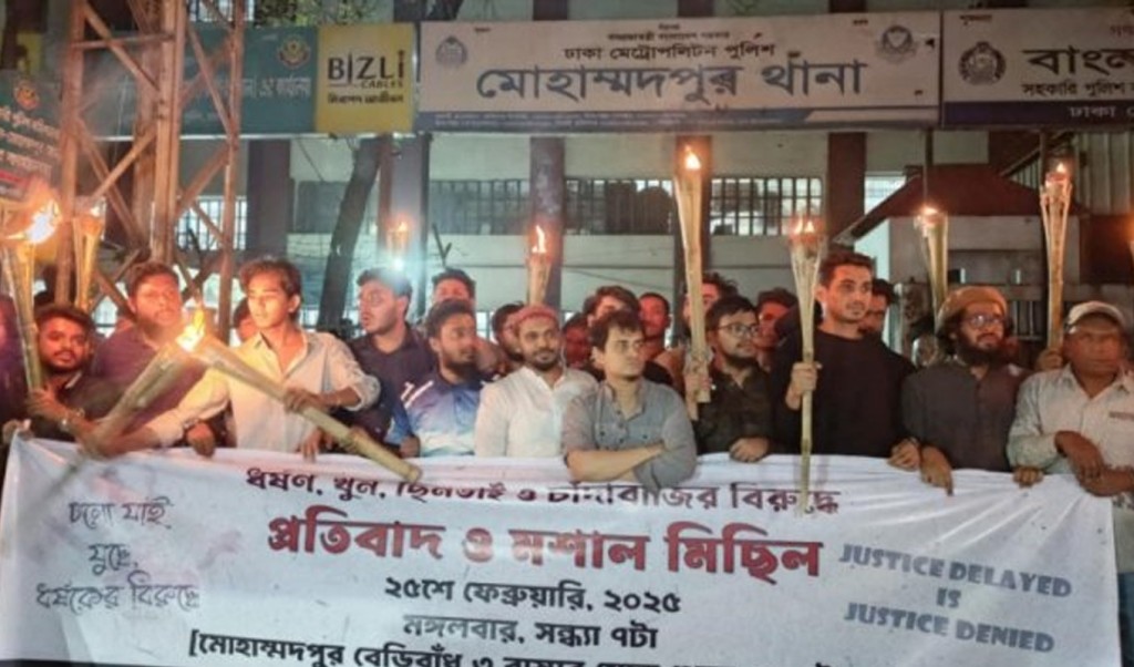 মোহাম্মদপুরে ছিনতাই-কিশোর গ্যাং রুখতে মশাল মিছিল, ওসির অপসারণ দাবি 4 Untitled 2 1740544611 মোহাম্মদপুরে ছিনতাই-কিশোর গ্যাং রুখতে মশাল মিছিল, ওসির অপসারণ দাবি