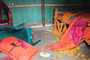 গান-বাজানোকে কেন্দ্র করে বরকে বের করে বাসরঘর ভাঙচুর