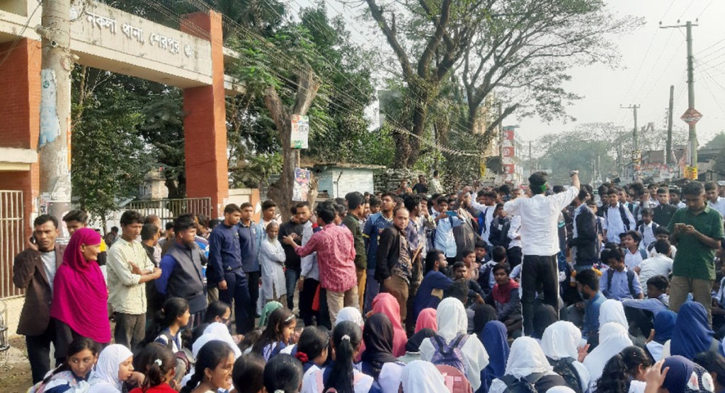 শেরপুরে সংঘবদ্ধ ধর্ষণের ঘটনায় থানা ঘেরাও, মহাসড়ক অবরোধ 3 Untitled 3 1740372134 শেরপুরে সংঘবদ্ধ ধর্ষণের ঘটনায় থানা ঘেরাও, মহাসড়ক অবরোধ