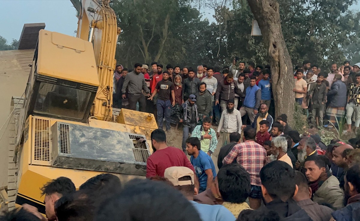 চিরিরবন্দরে ভেকু বহনকারী ট্রাক্টর খাদে, নিহ’ত ১