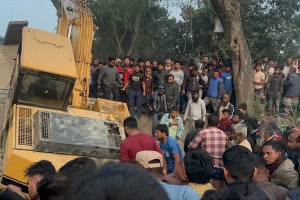 চিরিরবন্দরে ভেকু বহনকারী ট্রাক্টর খাদে, নিহ’ত ১