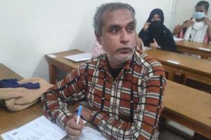 বিশ্ববিদ্যালয়ের ছাত্র হতে চান পঞ্চাশোর্ধ তকু : ভর্তি পরীক্ষা দিলেন জবিতে