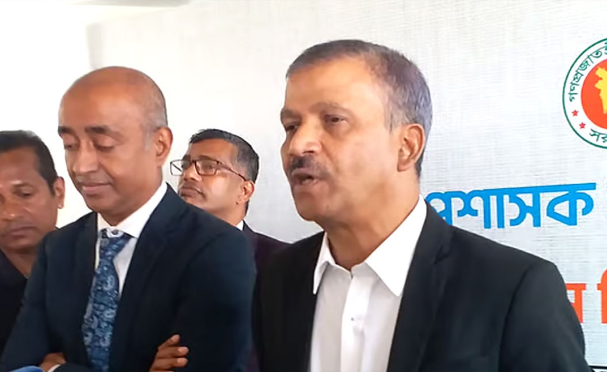 যেই দলই ক্ষমতায় আসুক ডিসিদের আইন ও সংবিধান মেনে কাজ করতে বললেন আইন উপদেষ্টা