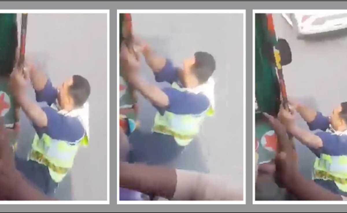 পুলিশ সদস্যকে ঝুলিয়ে টেনে নিয়ে গেলো অটোরিকশা