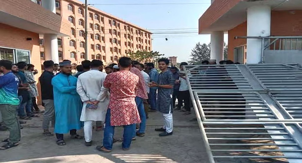 ফটক ভেঙে উপাচার্যের বাসভবনে বিক্ষোভ শিক্ষার্থীদের, সিন্ডিকেট সভা বাতিল 3 barishal 1739553165 ফটক ভেঙে উপাচার্যের বাসভবনে বিক্ষোভ শিক্ষার্থীদের, সিন্ডিকেট সভা বাতিল