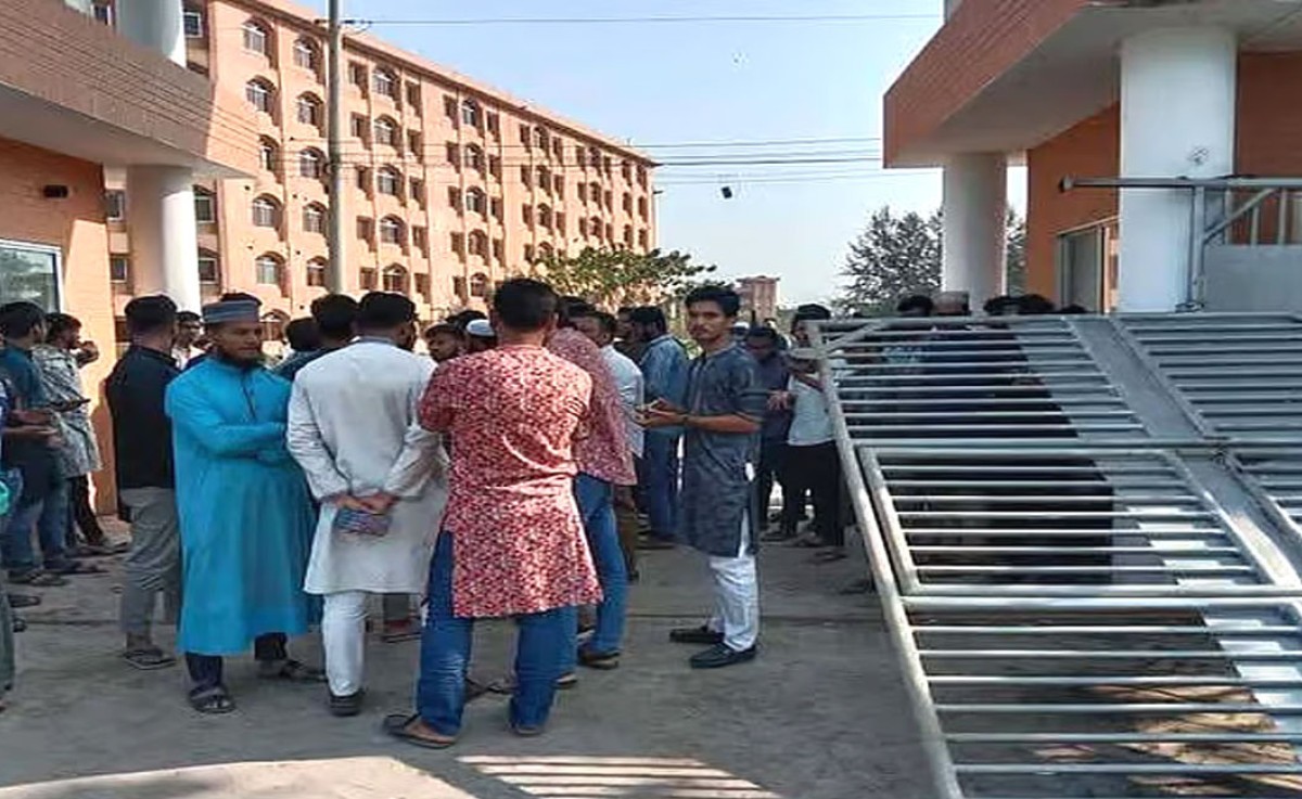 ফটক ভেঙে উপাচার্যের বাসভবনে বিক্ষোভ শিক্ষার্থীদের, সিন্ডিকেট সভা বাতিল