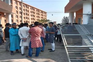 ফটক ভেঙে উপাচার্যের বাসভবনে বিক্ষোভ শিক্ষার্থীদের, সিন্ডিকেট সভা বাতিল