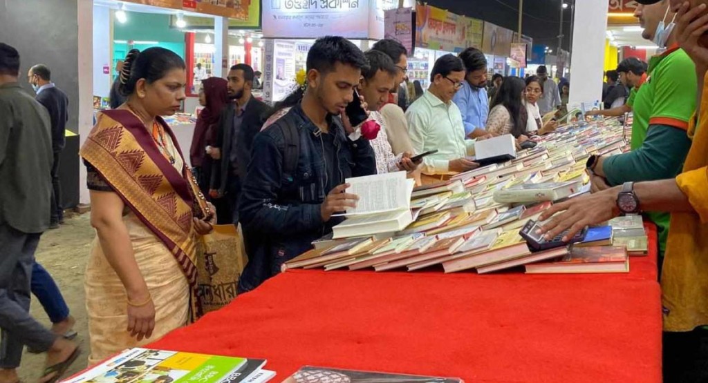 বইমেলার নবম দিনে ভিড় ছিল কম, নতুন বই এসেছে ৯৭টি 3 boi 1739155104 বইমেলার নবম দিনে ভিড় ছিল কম, নতুন বই এসেছে ৯৭টি