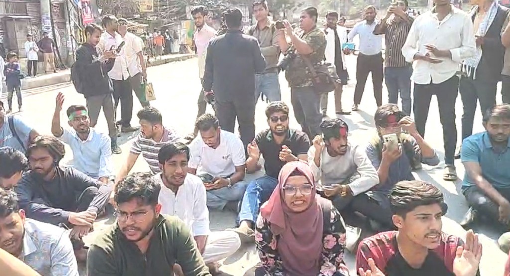 চট্টগ্রামে বৈষম্যবিরোধী ছাত্র আন্দোলনের কমিটি বাতিলের দাবিতে বিক্ষোভ ও সড়ক অবরোধ 2 boi 1739865887 চট্টগ্রামে বৈষম্যবিরোধী ছাত্র আন্দোলনের কমিটি বাতিলের দাবিতে বিক্ষোভ ও সড়ক অবরোধ