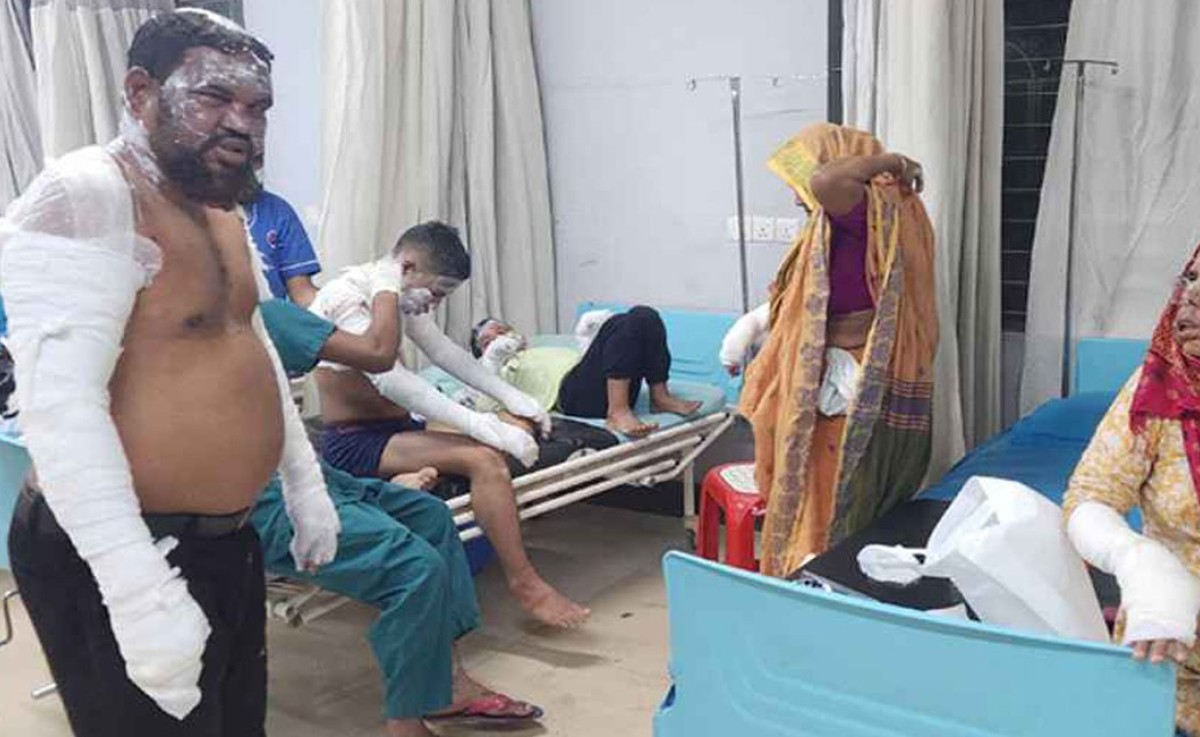সাভারে গ্যাস সিলিন্ডার বিস্ফোরণে শিশুসহ ১১ জন দগ্ধ : ৩ জনের অবস্থা আশঙ্কাজনক