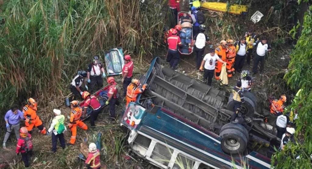 গুয়াতেমালায় ভয়াবহ বাস দুর্ঘটনায় ৫১ জন নিহত 2 bus 1739257373 গুয়াতেমালায় ভয়াবহ বাস দুর্ঘটনায় ৫১ জন নিহত