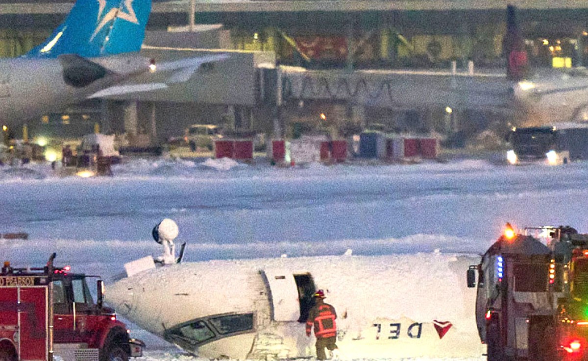 কানাডায় অবতরণের সময় উল্টে গেল উড়োজাহাজ, আহত ১৮ আরোহী