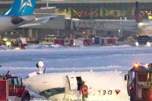 কানাডায় অবতরণের সময় উল্টে গেল উড়োজাহাজ, আহত ১৮ আরোহী