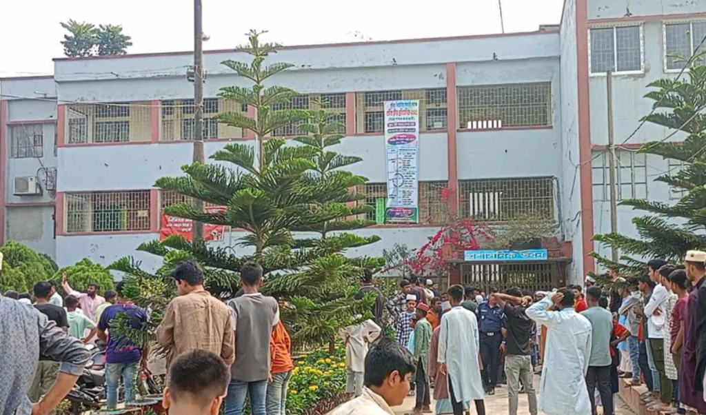 কুমিল্লা ভিক্টোরিয়া কলেজের অধ্যক্ষের ওপর হামলা, প্রশাসনিক ভবনে অবরুদ্ধ শিক্ষকরা 4 comill VICTORIYA 1740737605 কুমিল্লা ভিক্টোরিয়া কলেজের অধ্যক্ষের ওপর হামলা, প্রশাসনিক ভবনে অবরুদ্ধ শিক্ষকরা