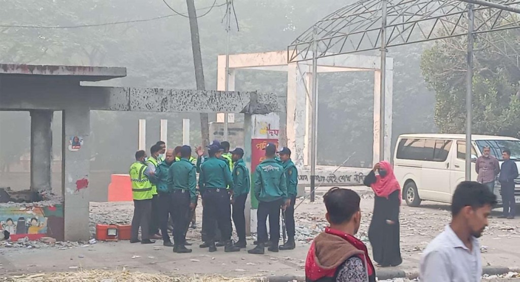 আলামত সংগ্রহ করতে সিআইডির ক্রাইমসিন ইউনিট ধানমন্ডির ৩২ নম্বরে 4 crime 1739157237 আলামত সংগ্রহ করতে সিআইডির ক্রাইমসিন ইউনিট ধানমন্ডির ৩২ নম্বরে
