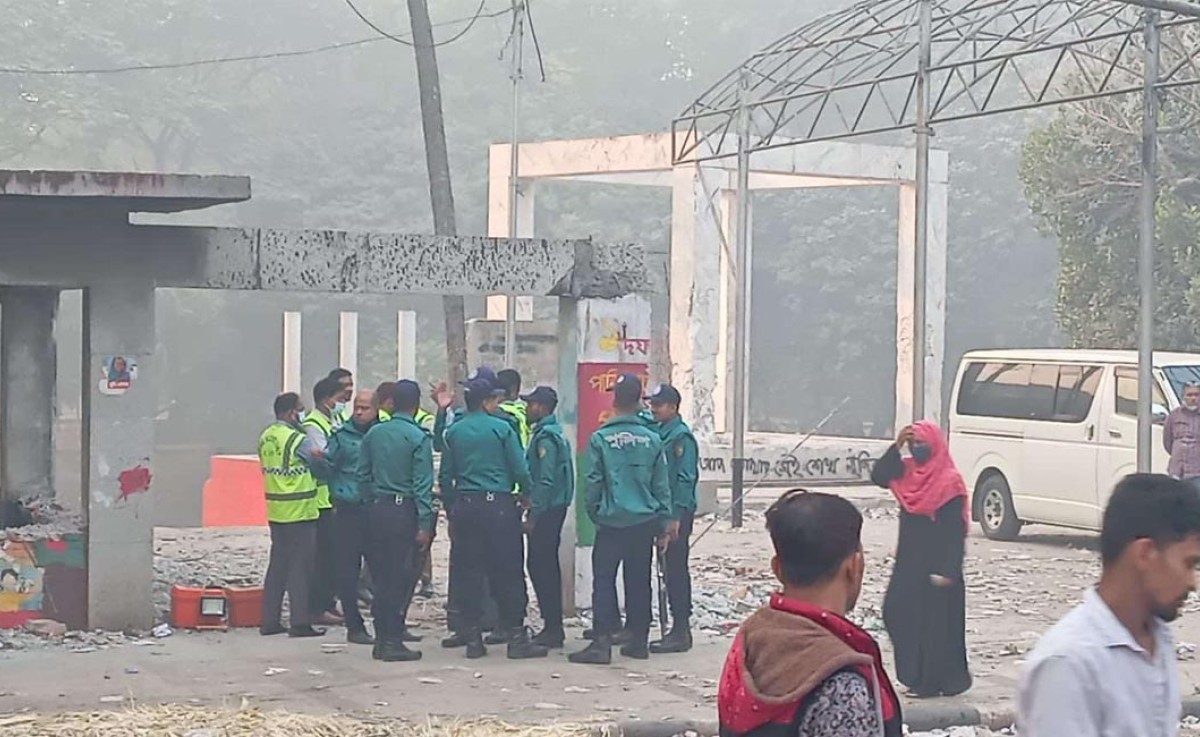 আলামত সংগ্রহ করতে সিআইডির ক্রাইমসিন ইউনিট ধানমন্ডির ৩২ নম্বরে