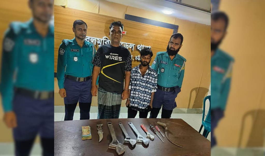 চট্টগ্রামে ছিনতাইকারীদের ছুরিকাঘাতে পুলিশের দুই এসআই আহত 3 ctg 1740501783 চট্টগ্রামে ছিনতাইকারীদের ছুরিকাঘাতে পুলিশের দুই এসআই আহত