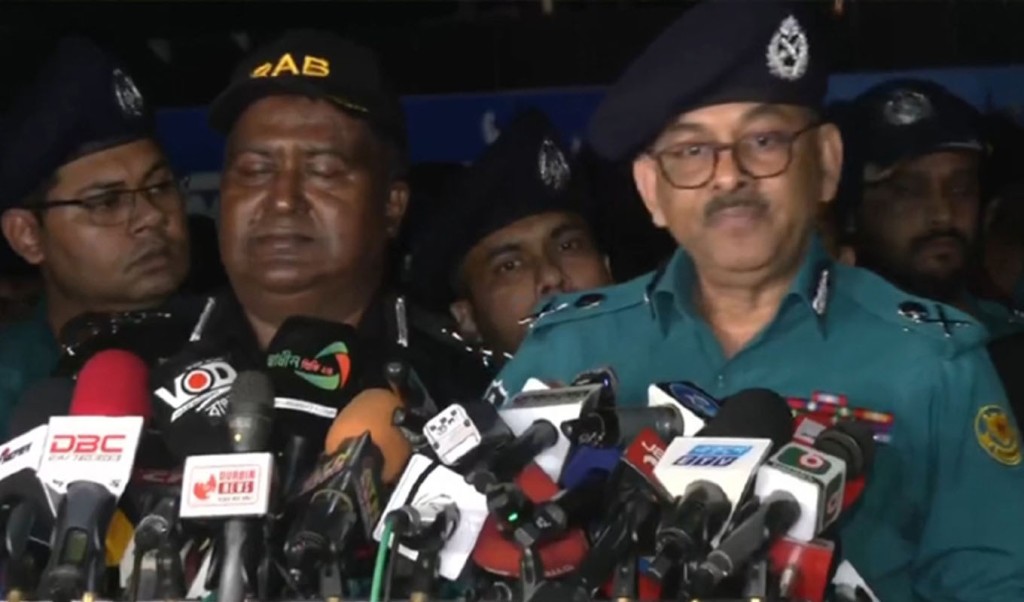 অপরাধ হলে আশপাশের মানুষ প্রতিরোধ না করে মোবাইল বের করে ভিডিও করে: ডিএমপি কমিশনার 3 dmp 1740540565 অপরাধ হলে আশপাশের মানুষ প্রতিরোধ না করে মোবাইল বের করে ভিডিও করে: ডিএমপি কমিশনার