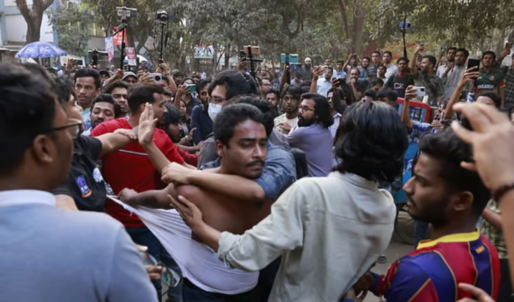 নতুন ছাত্রসংগঠনের আত্মপ্রকাশের সময় যা নিয়ে বিক্ষোভ ও মারামারি 5 du 1 1740589452 নতুন ছাত্রসংগঠনের আত্মপ্রকাশের সময় যা নিয়ে বিক্ষোভ ও মারামারি