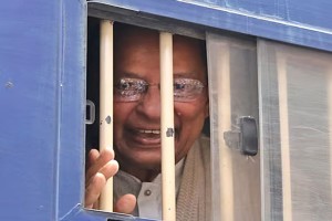 আদালতে হাসতে হাসতে ইনু বলেন-‘আমি লাউ, কদু দুটিরই বিপক্ষে’