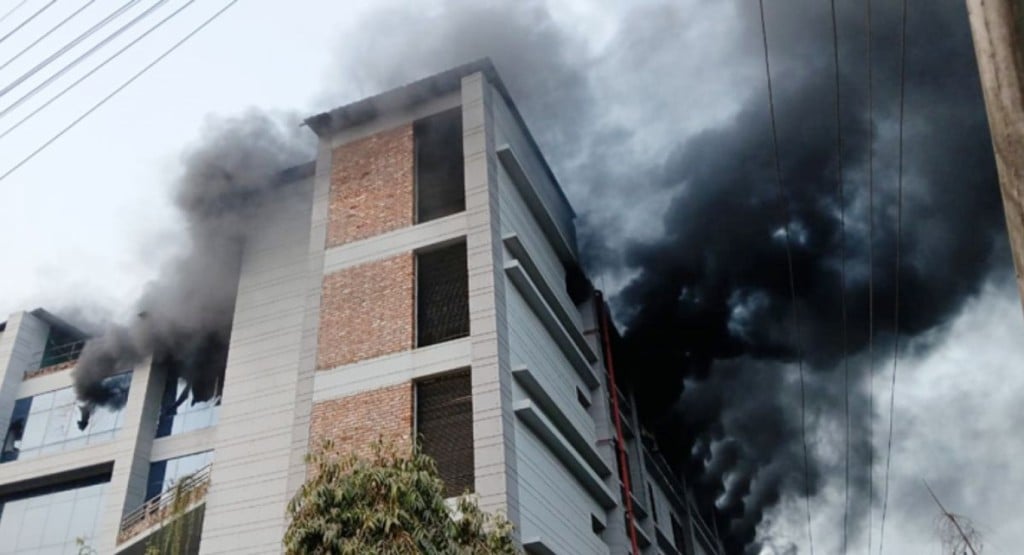 চট্টগ্রামে পোশাক কারখানায় আগুন, নিয়ন্ত্রণে ৬ ইউনিট 3 fire ctg 1740232402 চট্টগ্রামে পোশাক কারখানায় আগুন, নিয়ন্ত্রণে ৬ ইউনিট