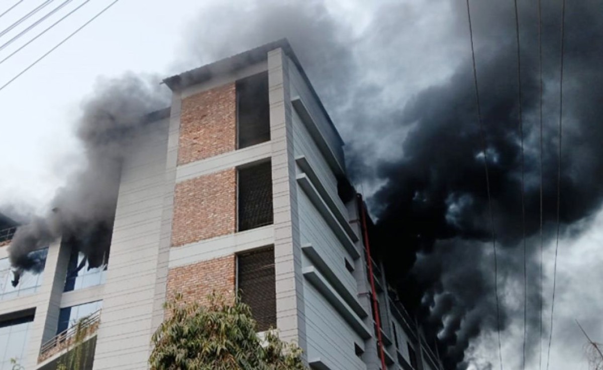 চট্টগ্রামে পোশাক কারখানায় আগুন, নিয়ন্ত্রণে ৬ ইউনিট