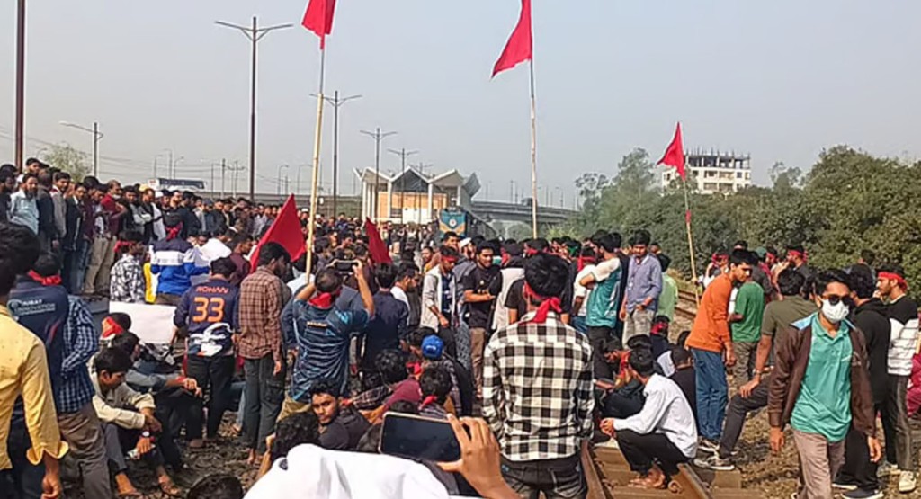 বিশ্ববিদ্যালয়ের নাম পরিবর্তনের দাবিতে গাজীপুরে রেললাইন অবরোধ, উত্তরবঙ্গের সাথে ট্রেন চলাচল বন্ধ 2 gazipur 1740375452 বিশ্ববিদ্যালয়ের নাম পরিবর্তনের দাবিতে গাজীপুরে রেললাইন অবরোধ, উত্তরবঙ্গের সাথে ট্রেন চলাচল বন্ধ