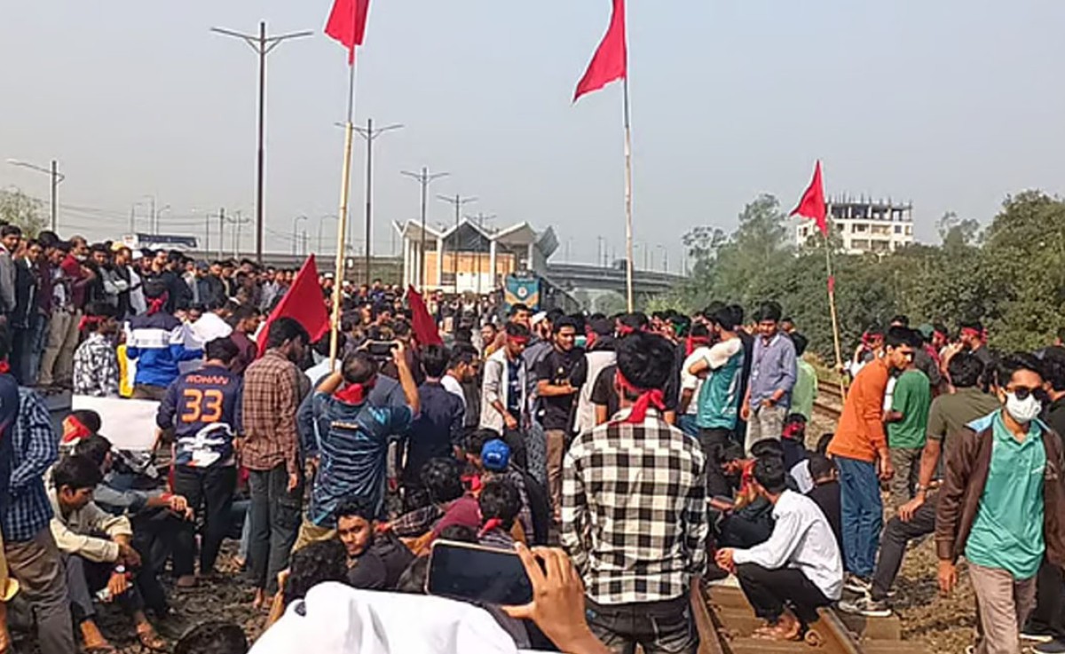 বিশ্ববিদ্যালয়ের নাম পরিবর্তনের দাবিতে গাজীপুরে রেললাইন অবরোধ, উত্তরবঙ্গের সাথে ট্রেন চলাচল বন্ধ