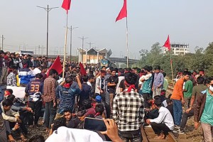 বিশ্ববিদ্যালয়ের নাম পরিবর্তনের দাবিতে গাজীপুরে রেললাইন অবরোধ, উত্তরবঙ্গের সাথে ট্রেন চলাচল বন্ধ