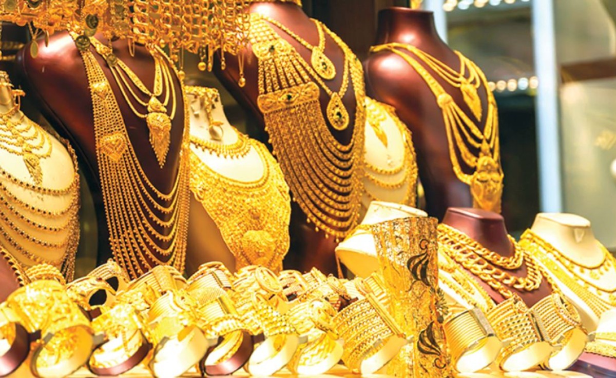 চলতি মাসেই টানা পাঁচ বার বাড়ার পর অবশেষে সোনার দাম কমলো
