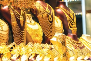 চলতি মাসেই টানা পাঁচ বার বাড়ার পর অবশেষে সোনার দাম কমলো