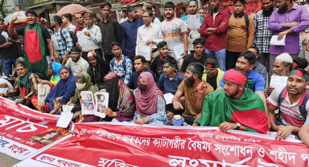 আর্থিক সহায়তার দাবিতে সচিবালয়ের সামনে গণ–অভ্যুত্থানে আহত ও শহীদ পরিবারের অবস্থান 4 gon 1739955240 আর্থিক সহায়তার দাবিতে সচিবালয়ের সামনে গণ–অভ্যুত্থানে আহত ও শহীদ পরিবারের অবস্থান