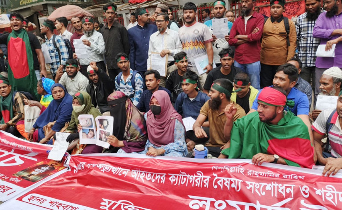 আর্থিক সহায়তার দাবিতে সচিবালয়ের সামনে গণ–অভ্যুত্থানে আহত ও শহীদ পরিবারের অবস্থান
