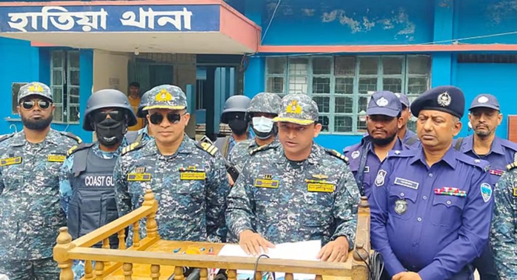 ‘অপারেশন ডেভিল হান্ট’: এবার যৌথ বাহিনীর গাড়ি লক্ষ্য করে ককটেল হামলা, গ্রেপ্তার ২ 2 hatia 1739273958 ‘অপারেশন ডেভিল হান্ট’: এবার যৌথ বাহিনীর গাড়ি লক্ষ্য করে ককটেল হামলা, গ্রেপ্তার ২