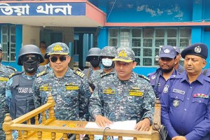 ‘অপারেশন ডেভিল হান্ট’: এবার যৌথ বাহিনীর গাড়ি লক্ষ্য করে ককটেল হামলা, গ্রেপ্তার ২