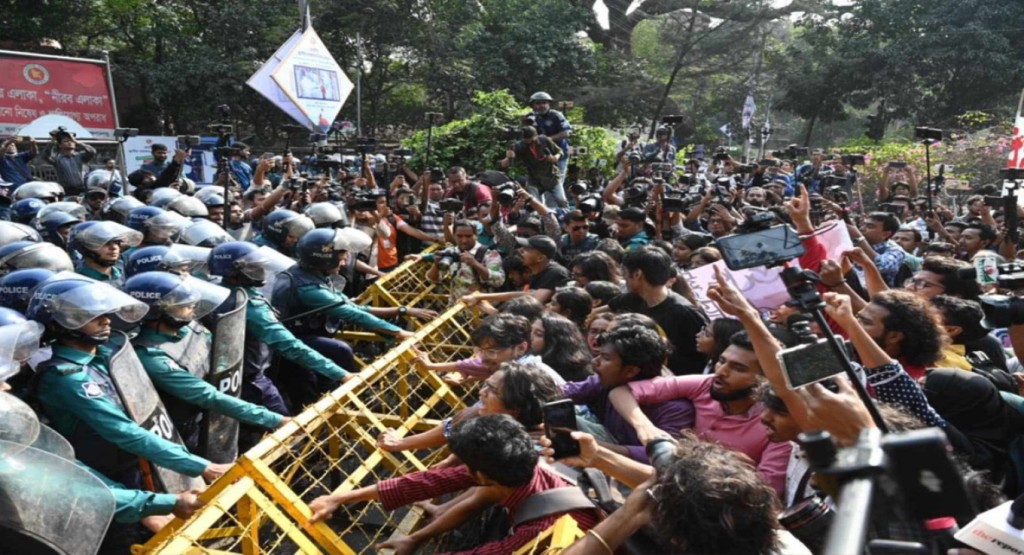 উপদেষ্টার পদত্যাগের দাবিতে স্বরাষ্ট্র মন্ত্রণালয়ের দিকে গণপদযাত্রা, শিক্ষাভবনের সামনে বাধা 3 home advisor removal 1740398876 উপদেষ্টার পদত্যাগের দাবিতে স্বরাষ্ট্র মন্ত্রণালয়ের দিকে গণপদযাত্রা, শিক্ষাভবনের সামনে বাধা