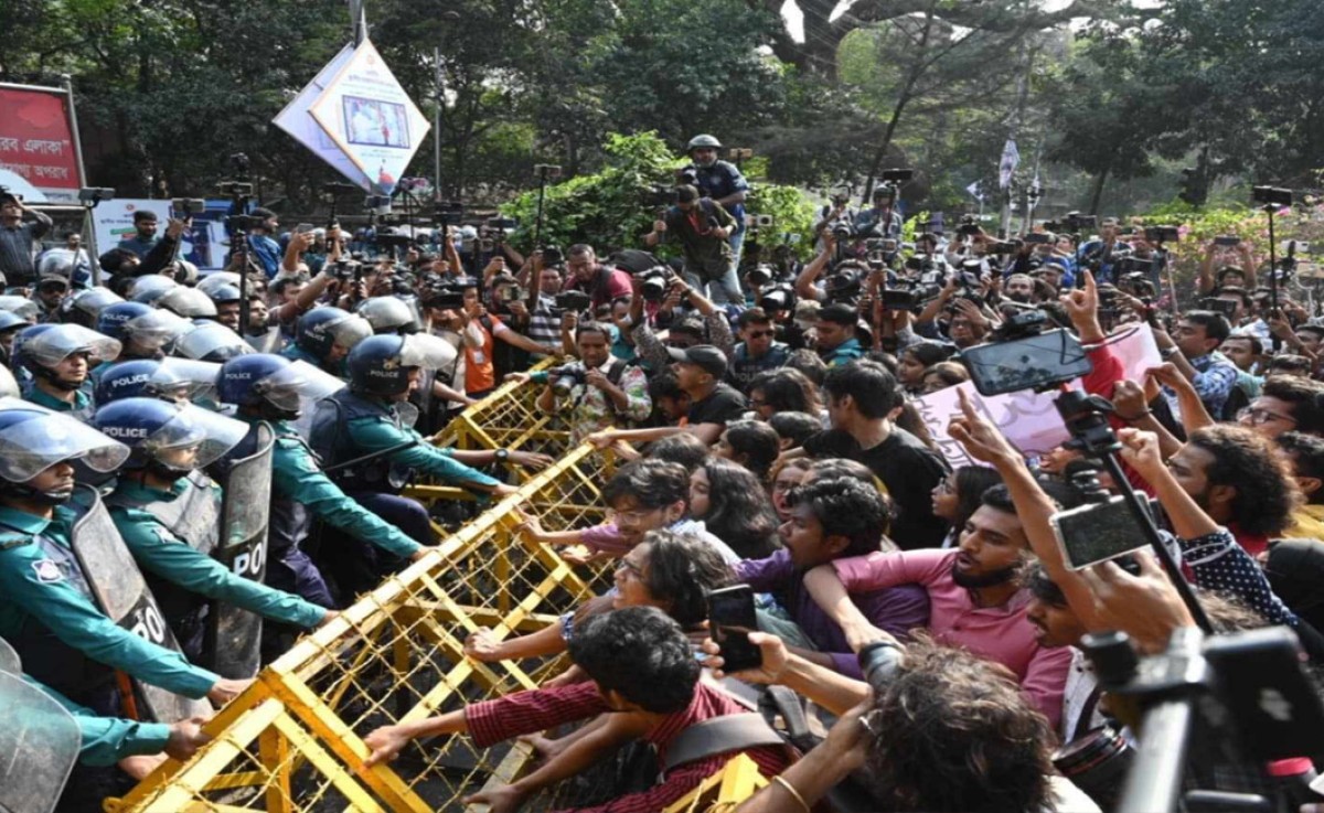 উপদেষ্টার পদত্যাগের দাবিতে স্বরাষ্ট্র মন্ত্রণালয়ের দিকে গণপদযাত্রা, শিক্ষাভবনের সামনে বাধা