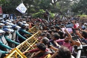 উপদেষ্টার পদত্যাগের দাবিতে স্বরাষ্ট্র মন্ত্রণালয়ের দিকে গণপদযাত্রা, শিক্ষাভবনের সামনে বাধা